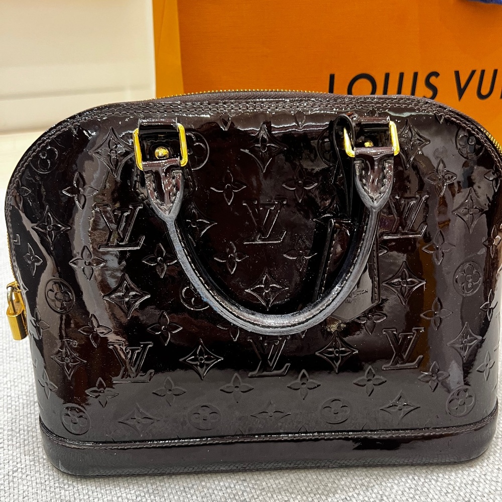 LOUIS VUITTON Vernis Alma PM Amarante